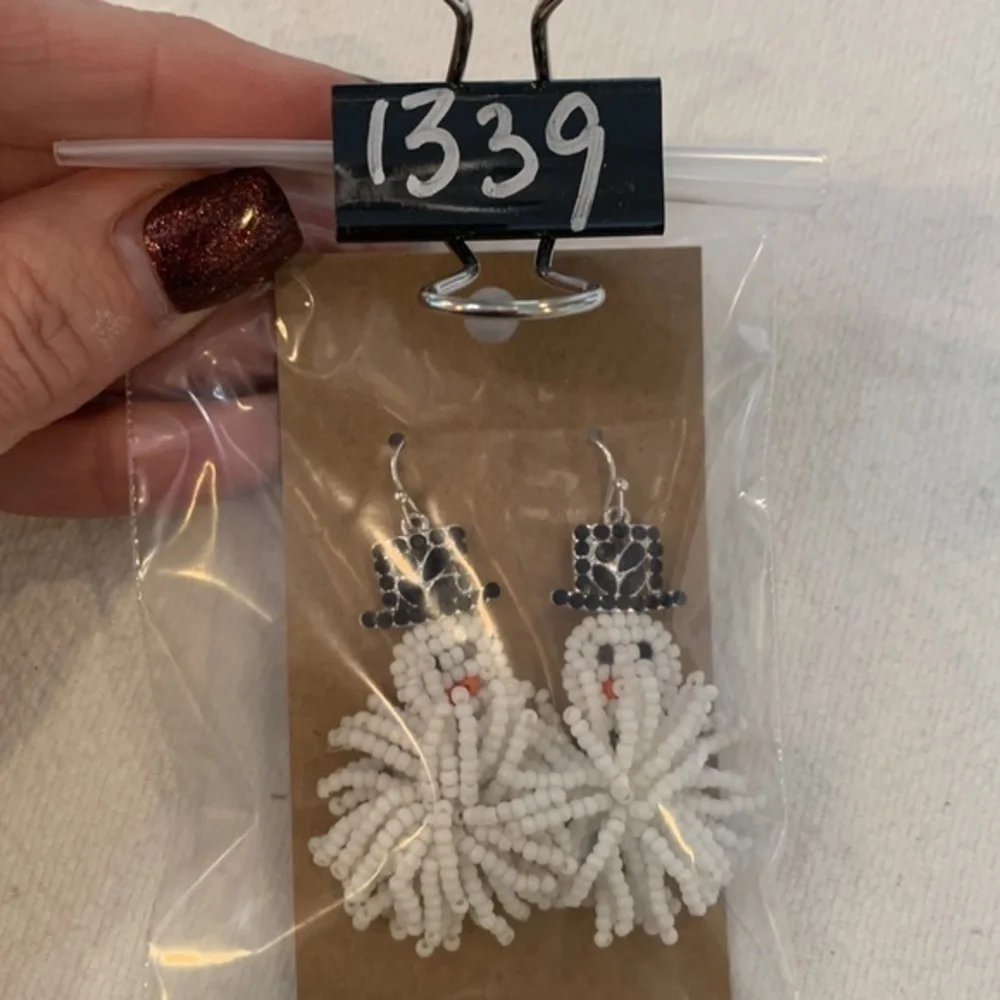 Snowman pom pom seed bead black top hat top Christmas winter holiday earrings